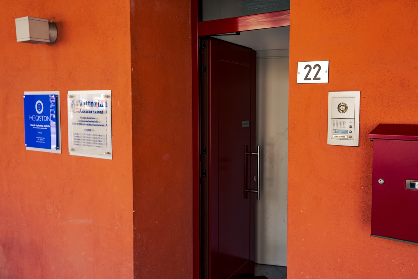 L’insegna blu all’ingresso di Megiston